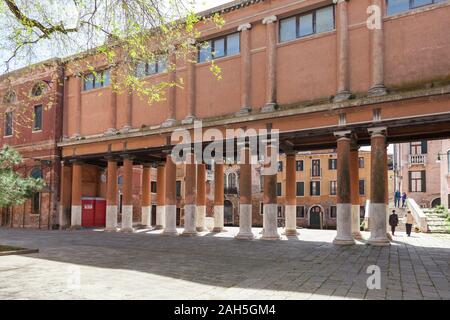 Castello, Venedig, die CAVALCAVIA oder Gangway auf Spalten, die durch GA Pigazzi Trennung Campiello de la Chiesa und San Francesco della Vigna Kirche aus Stockfoto