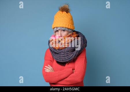 Lustige senior kaukasische Frau Winter Kleidung von Kälte und gefroren Stockfoto