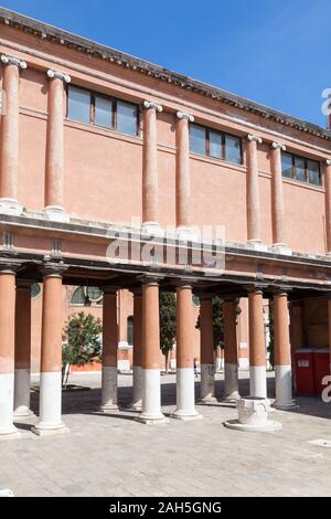 Castello, Venedig, die CAVALCAVIA oder Gangway auf Spalten, die durch GA Pigazzi Trennung Campiello de la Chiesa und San Francesco della Vigna Kirche aus Stockfoto