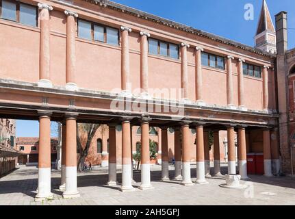 Castello, Venedig, die CAVALCAVIA oder Gangway auf Spalten, die durch GA Pigazzi Trennung Campiello de la Chiesa und San Francesco della Vigna Kirche aus Stockfoto