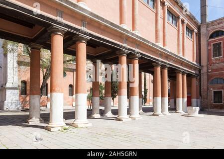 Castello, Venice, Cavalcavia oder Gangway auf Spalten, die durch GA Pigazzi Trennung Campiello de la Chiesa und San Francesco della Vigna Kirche von Lager Stockfoto