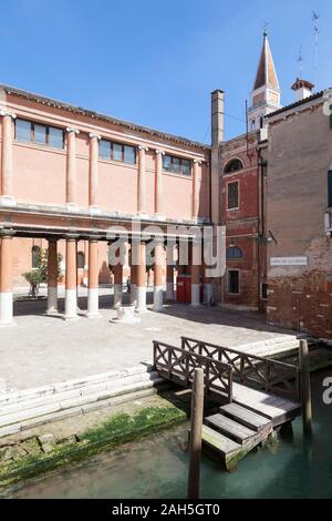 Castello, Venice, Italien, der CAVALCAVIA oder Gangway auf Spalten, die durch GA Pigazzi Trennung Campiello de la Chiesa San Francesco della Vigna Kirche Stockfoto