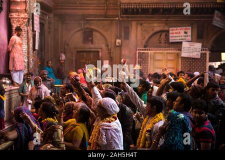 Masse an der Bankey Bihari Tempel während Holi feiern. Vrindavan, Indien Stockfoto