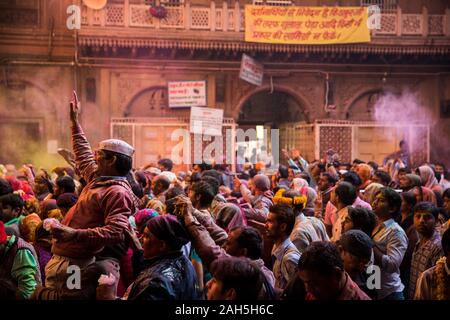 Masse an der Bankey Bihari Tempel während Holi feiern. Vrindavan, Indien Stockfoto