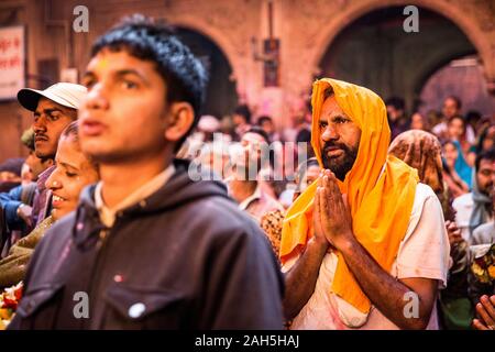 Mann, der betet in Bankey Bihari Tempel während Holi feiern. Vrindavan, Indien Stockfoto