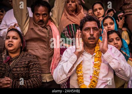 Mann, der betet in Bankey Bihari Tempel während Holi feiern. Vrindavan, Indien Stockfoto