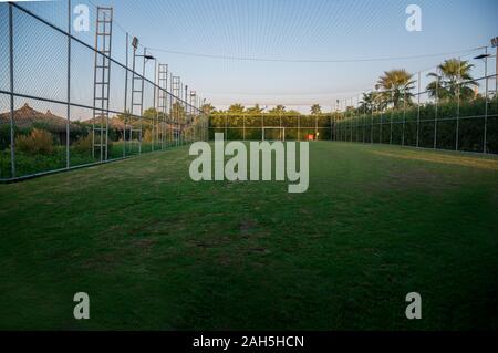 Eingezäunt fiels Fußball oder Handball Feld mit Beleuchtung Stockfoto