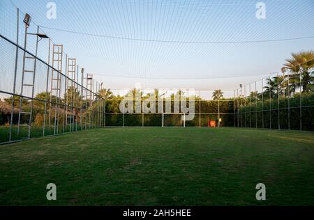 Eingezäunt fiels Fußball oder Handball Feld mit Beleuchtung Stockfoto