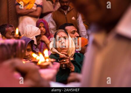 Betende Frau im bankey Bihari Tempel während Holi feiern. Vrindavan, Indien Stockfoto