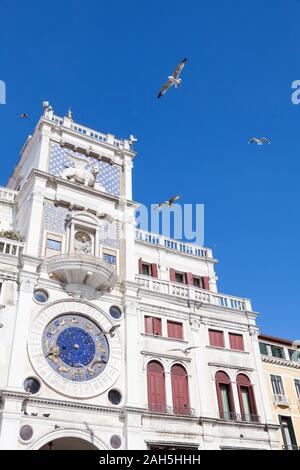 Clock Tower, Piazza San Marco, Venedig, Venetien, Italien mit seinen historischen astronomischen Tierkreis, venezianischen Löwen und Madonna von fliegenden Meer umgeben Stockfoto