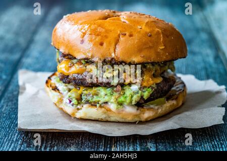 Hamburger mit Guacamole Dip Sauce/Guacamole Burger. Fast Food. Stockfoto