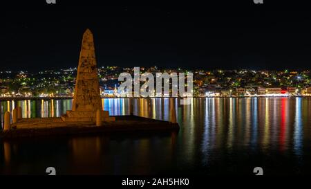 Der Obelisk bei De Bosset (Davosetos) Bridge bei Nacht in Argostoli, Kefalonia Stockfoto