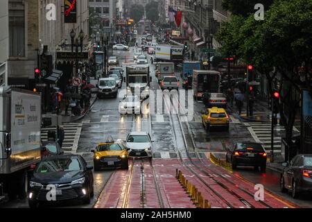 Powell Street View an einem regnerischen Tag auf dem Rücken eines cable car in San Francisco, Vereinigte Staaten von Amerika Stockfoto