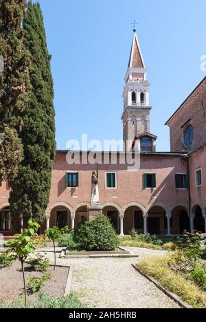 Kreuzgang der Chiesa San Francesco della Vigna, Casteloo, Venedig, Venetien, Italien mit der Figur des hl. Franziskus (San Francesco) im Garten der Fran Stockfoto