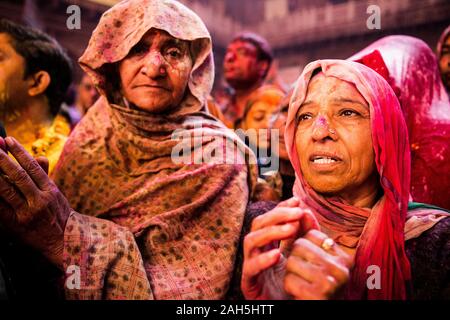 Frauen in Bankey Bihari Tempel beten während Holi feiern. Vrindavan, Indien Stockfoto