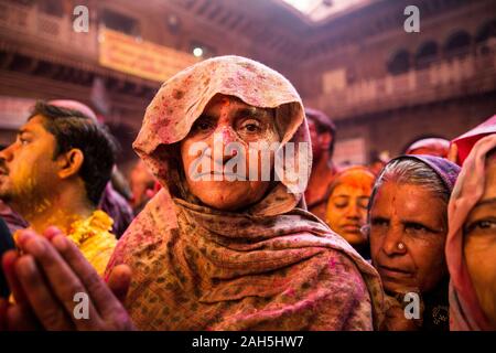 Frauen in Bankey Bihari Tempel beten während Holi feiern. Vrindavan, Indien Stockfoto