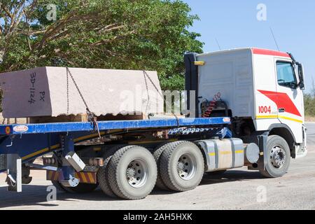 Großer Stein auf einer halb Lkw transportiert werden und Tieflader auf der Straße Stockfoto