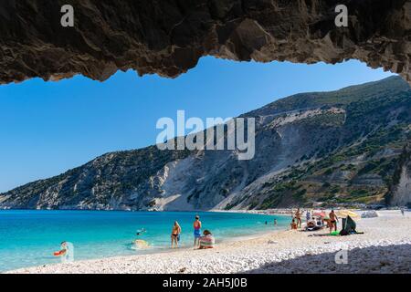 Kefalonia, Griechenland - 21 August 2019: Blick auf den Strand von Myrtos im Inneren der Höhle Stockfoto