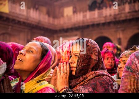 Frauen in Bankey Bihari Tempel beten während Holi feiern. Vrindavan, Indien Stockfoto