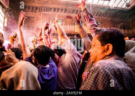 Masse mit Arme an bankey Bihari Tempel während Holi feiern angehoben. Vrindavan, Indien Stockfoto