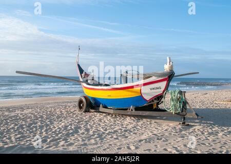 Traditionelle bunte Portugiesische Fischerboot am Strand von Vieira de Leiria. Ein portugiesisches Dorf und auch eine Gemeinde im Kreis Marinha G Stockfoto