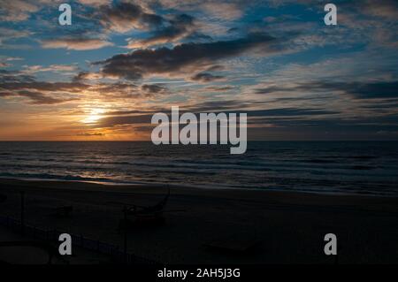 Atlantischen Ozean Sonnenuntergang. Bei Vieira de Leiria. Ein portugiesisches Dorf und auch eine Pfarrei, in der Gemeinde von Marinha Grande, Portugal Stockfoto