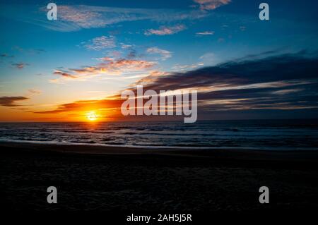 Atlantischen Ozean Sonnenuntergang. Bei Vieira de Leiria. Ein portugiesisches Dorf und auch eine Pfarrei, in der Gemeinde von Marinha Grande, Portugal Stockfoto