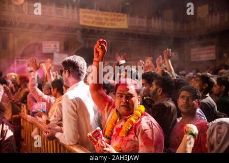 Masse an der Bankey Bihari Tempel während Holi feiern. Vrindavan, Indien Stockfoto