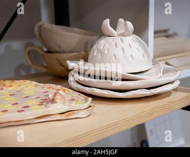 Foto von Ton, Handwerk, dass Kinder im Klassenzimmer geblendet. Viele Kunsthandwerk aus Ton. Beispiele für Kunsthandwerk aus Ton. Stockfoto