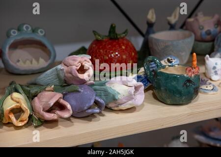 Foto von Ton, Handwerk, dass Kinder im Klassenzimmer geblendet. Viele Kunsthandwerk aus Ton. Beispiele für Kunsthandwerk aus Ton. Stockfoto