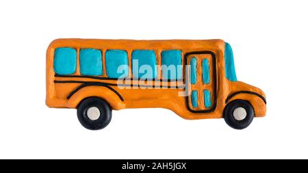 Nahaufnahme einer knetmasse Schulbus auf einem weißen Hintergrund. Zurück zu Schule. Schule und Unterricht. Stockfoto