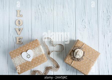 Zwei Geschenkboxen auf einem hellen Hintergrund mit einem Platz für Copispeys. Rahmen für die Begrüßung von Text mit Boxen von Geschenken. Stockfoto