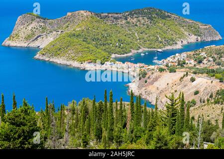 Assos mit Blick auf das Dorf aus der Distanz, der Insel Kefalonia Stockfoto