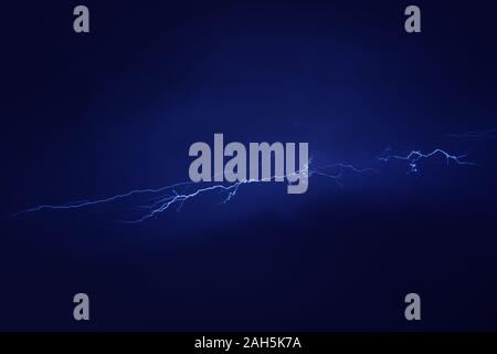 Nachthimmel mit Blitz Gewitter Flash über Meer. Regenwetter overlay Muster Stockfoto