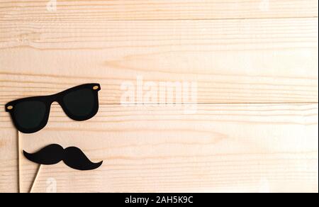 Grundlage für Banner mit Schnurrbart Requisiten und Gläser für Fotos. Rahmen für Text mit Papier Schnurrbart und Gläser. Rahmen für Kinder Karten. Banner von Pho Stockfoto