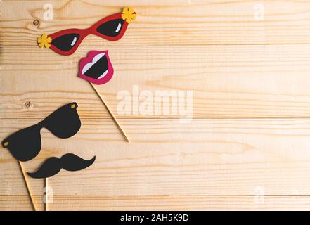 Grundlage für Banner mit Schnurrbart Requisiten und Gläser für Fotos. Rahmen für Text mit Papier Schnurrbart und Gläser. Banner des Fotografierens und Kinder- und Ho Stockfoto