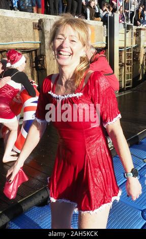 Weymouth Cross Harbour Weihnachten Tag Schwimmen, Dorset. Credit: Dorset Media Service/Alamy leben Nachrichten Stockfoto