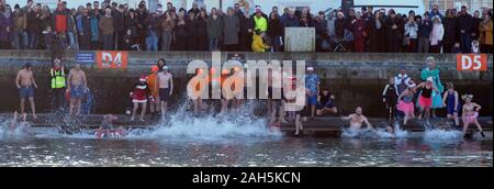 Weymouth Cross Harbour Weihnachten Tag Schwimmen, Dorset. Credit: Dorset Media Service/Alamy leben Nachrichten Stockfoto