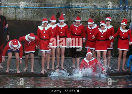 Weymouth Cross Harbour Weihnachten Tag Schwimmen, Dorset. Credit: Dorset Media Service/Alamy leben Nachrichten Stockfoto