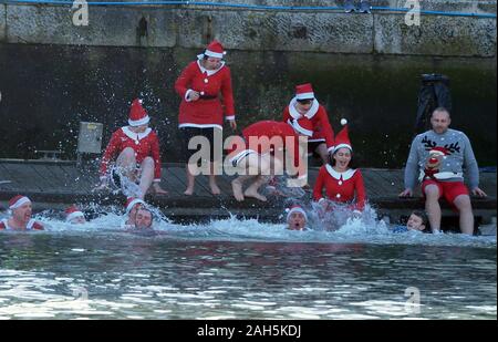 Weymouth Cross Harbour Weihnachten Tag Schwimmen, Dorset. Credit: Dorset Media Service/Alamy leben Nachrichten Stockfoto