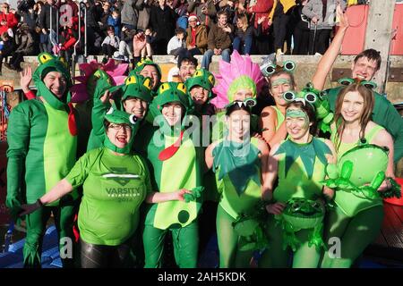 Weymouth Cross Harbour Weihnachten Tag Schwimmen, Dorset. Credit: Dorset Media Service/Alamy leben Nachrichten Stockfoto