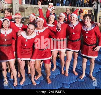 Weymouth Cross Harbour Weihnachten Tag Schwimmen, Dorset. Credit: Dorset Media Service/Alamy leben Nachrichten Stockfoto