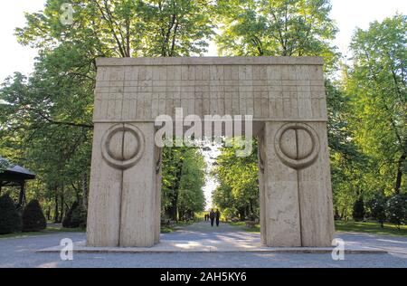 Das Tor des Kiss-poarta Sarutului von rumänischen Künstlers Constantin Brancusi (1876-1957) in Targu Jiu, Gorj, Oltenia, Rumänien Stockfoto