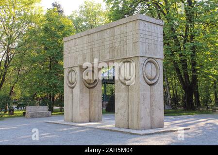 Das Tor des Kiss-poarta Sarutului von rumänischen Künstlers Constantin Brancusi (1876-1957) in Targu Jiu, Gorj, Oltenia, Rumänien Stockfoto