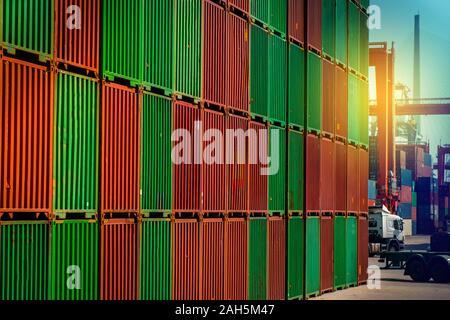 Gestapelte Container am Frachthafen, Hong Kong Stockfoto