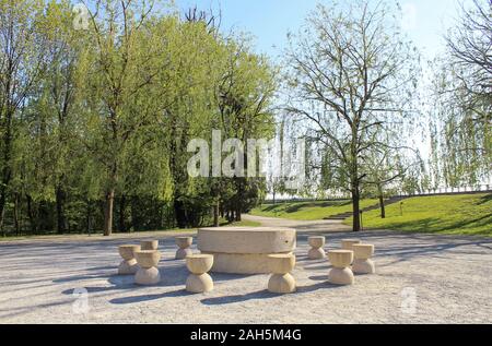 Die Tabelle der Stille - Masa Tacerii von rumänischen Künstlers Constantin Brancusi (1876-1957) in Targu Jiu, Gorj, Oltenia, Rumänien Stockfoto