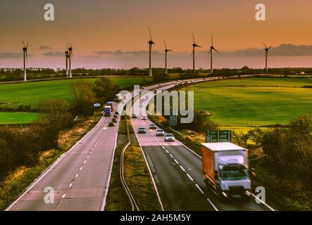 Verkehr auf einer zweispurigen Straße an einem Winterabend. Stockfoto