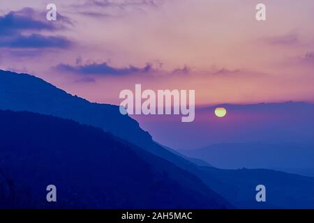 Malerischer Blick auf erstaunliche rosa-gelben Sonnenuntergang im sizilianischen Berge mit wunderschönen cloudscape Stockfoto
