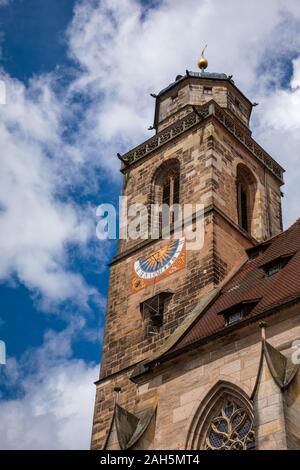 St. George's Münster Glockenturm mit Sonnenuhr in Dinkelsbühl, Mittelfranken, Bayern, Deutschland. Die spätgotische St. George's Münster ist die größte Halle Stockfoto