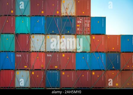 HongKong, China - November 2019: gestapelte Container auf Fracht Hafen Logistik Zentrum in Hongkong Stockfoto